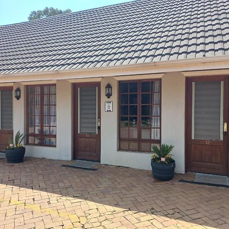 Or Tambo Guest House كمبتون بارك المظهر الخارجي الصورة