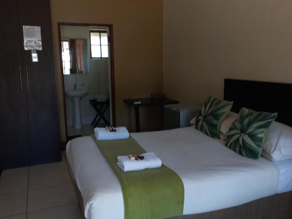 Or Tambo Guest House كمبتون بارك المظهر الخارجي الصورة