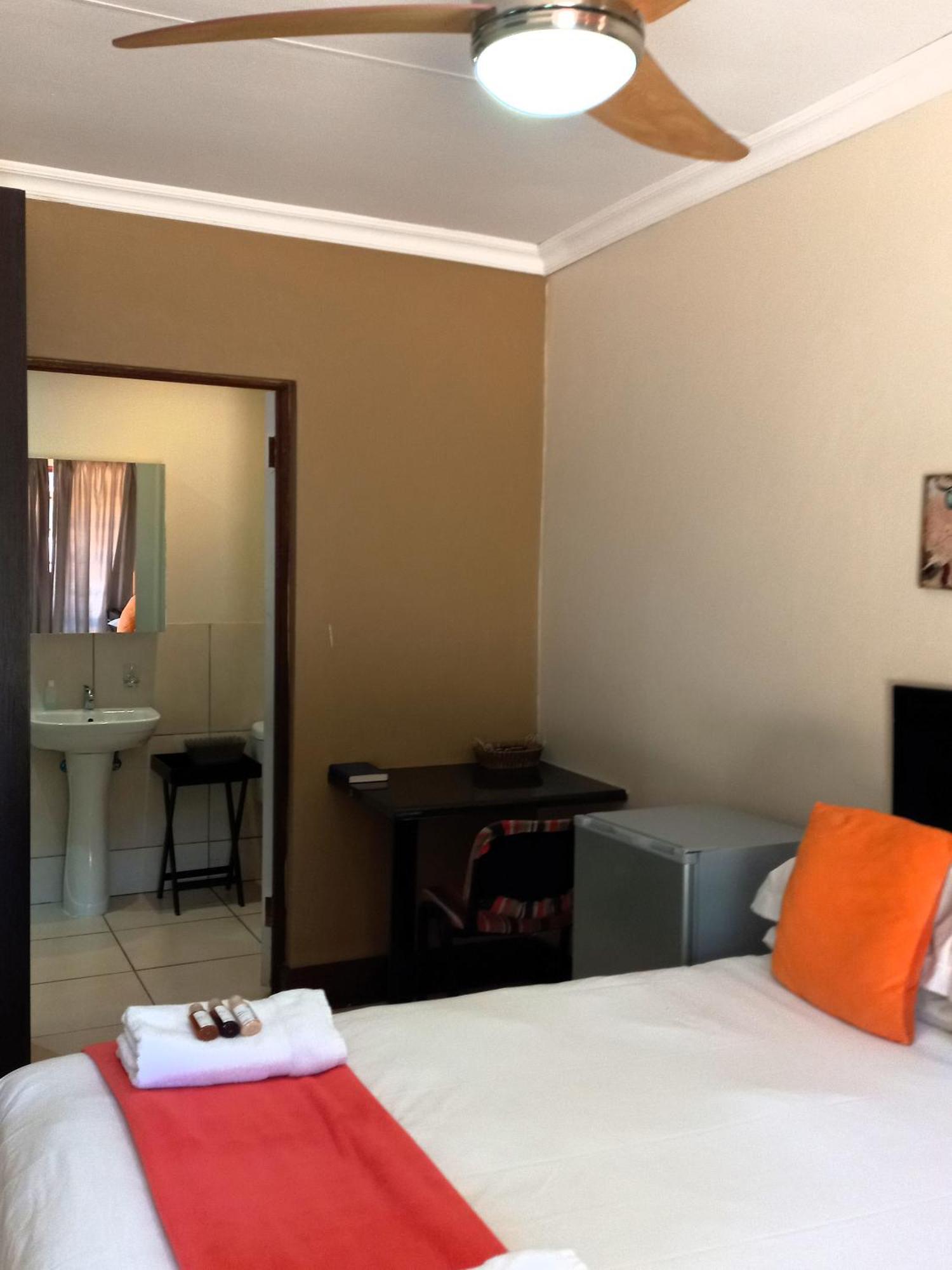 Or Tambo Guest House كمبتون بارك المظهر الخارجي الصورة