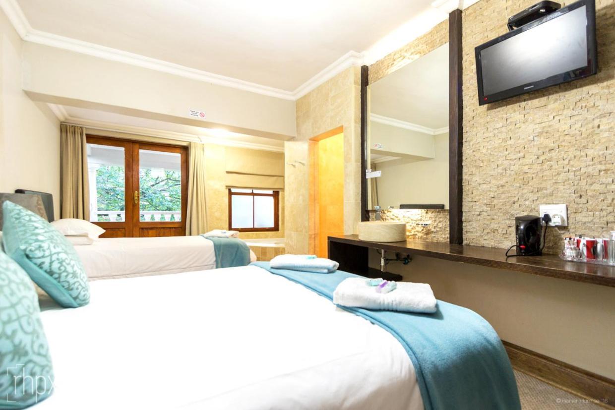 Or Tambo Guest House كمبتون بارك المظهر الخارجي الصورة
