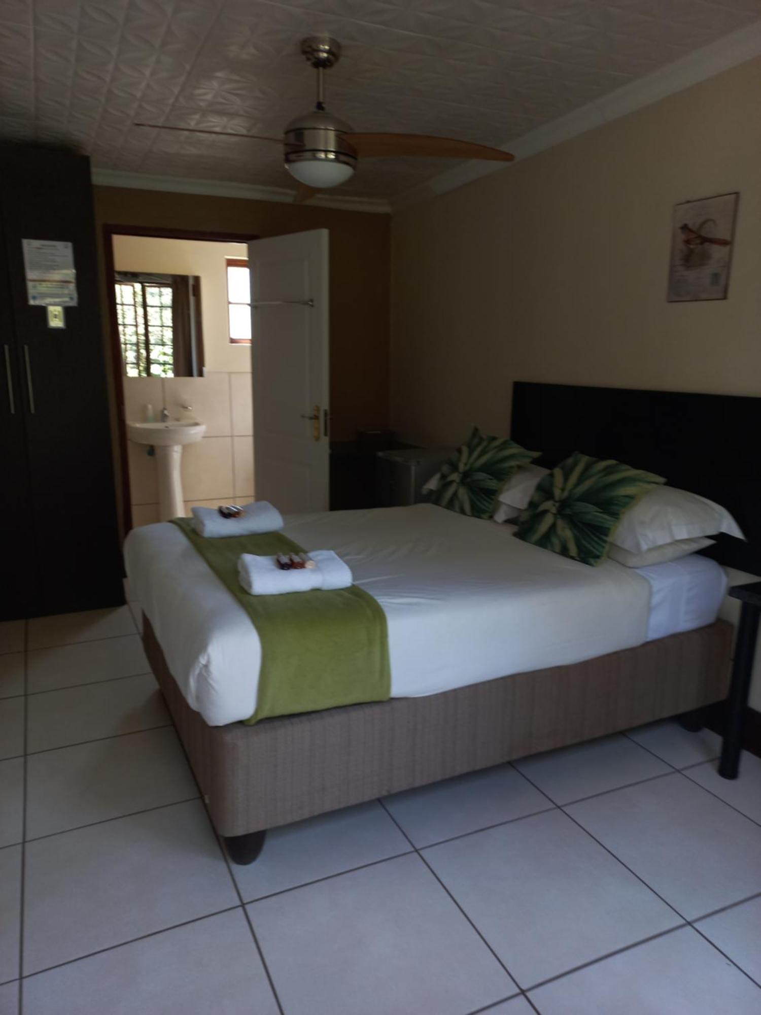 Or Tambo Guest House كمبتون بارك المظهر الخارجي الصورة