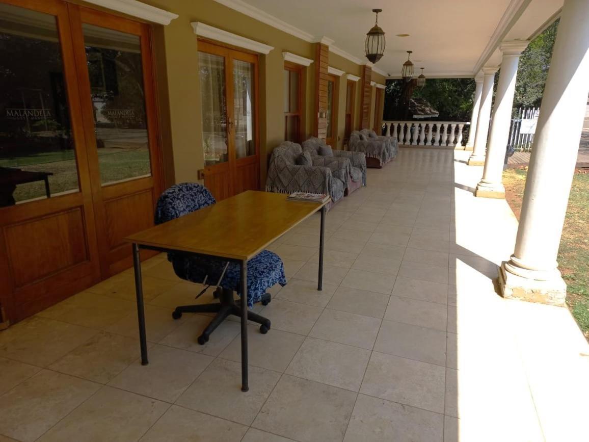Or Tambo Guest House كمبتون بارك المظهر الخارجي الصورة