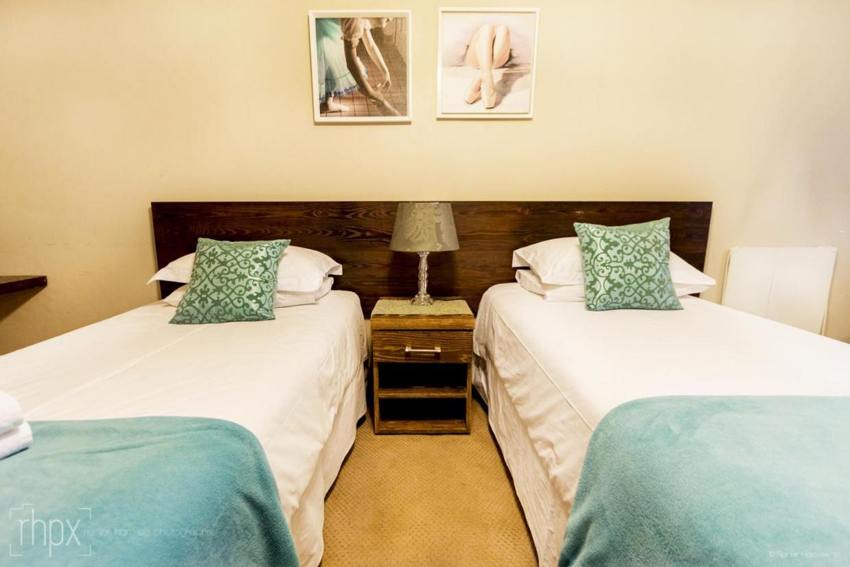 Or Tambo Guest House كمبتون بارك المظهر الخارجي الصورة