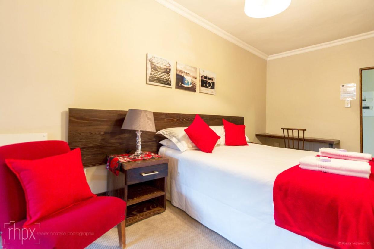 Or Tambo Guest House كمبتون بارك المظهر الخارجي الصورة