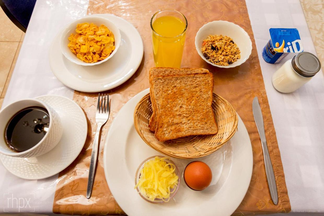 Or Tambo Guest House كمبتون بارك المظهر الخارجي الصورة