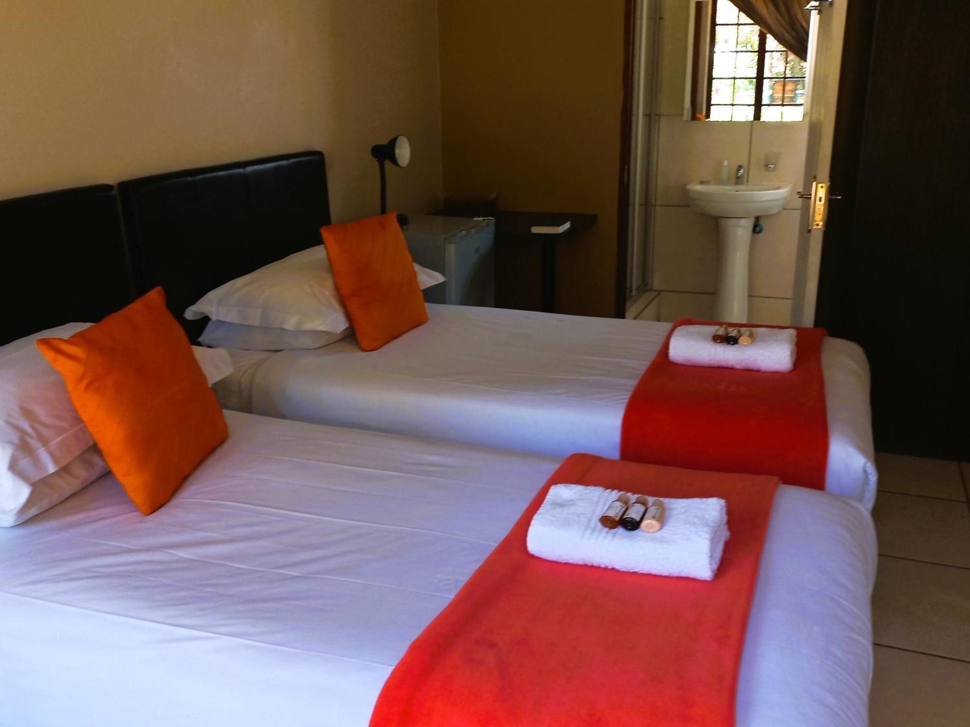 Or Tambo Guest House كمبتون بارك المظهر الخارجي الصورة