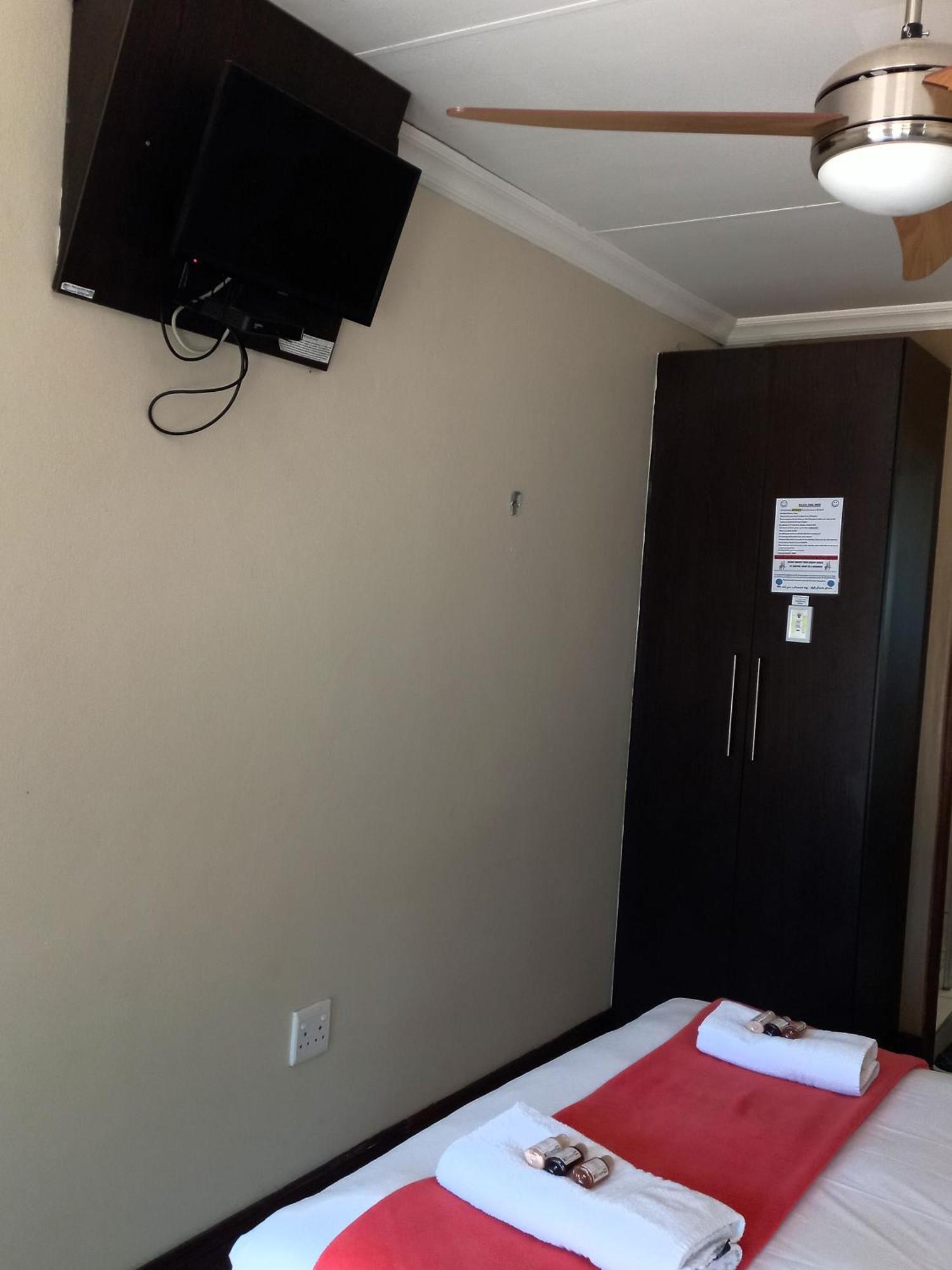 Or Tambo Guest House كمبتون بارك المظهر الخارجي الصورة