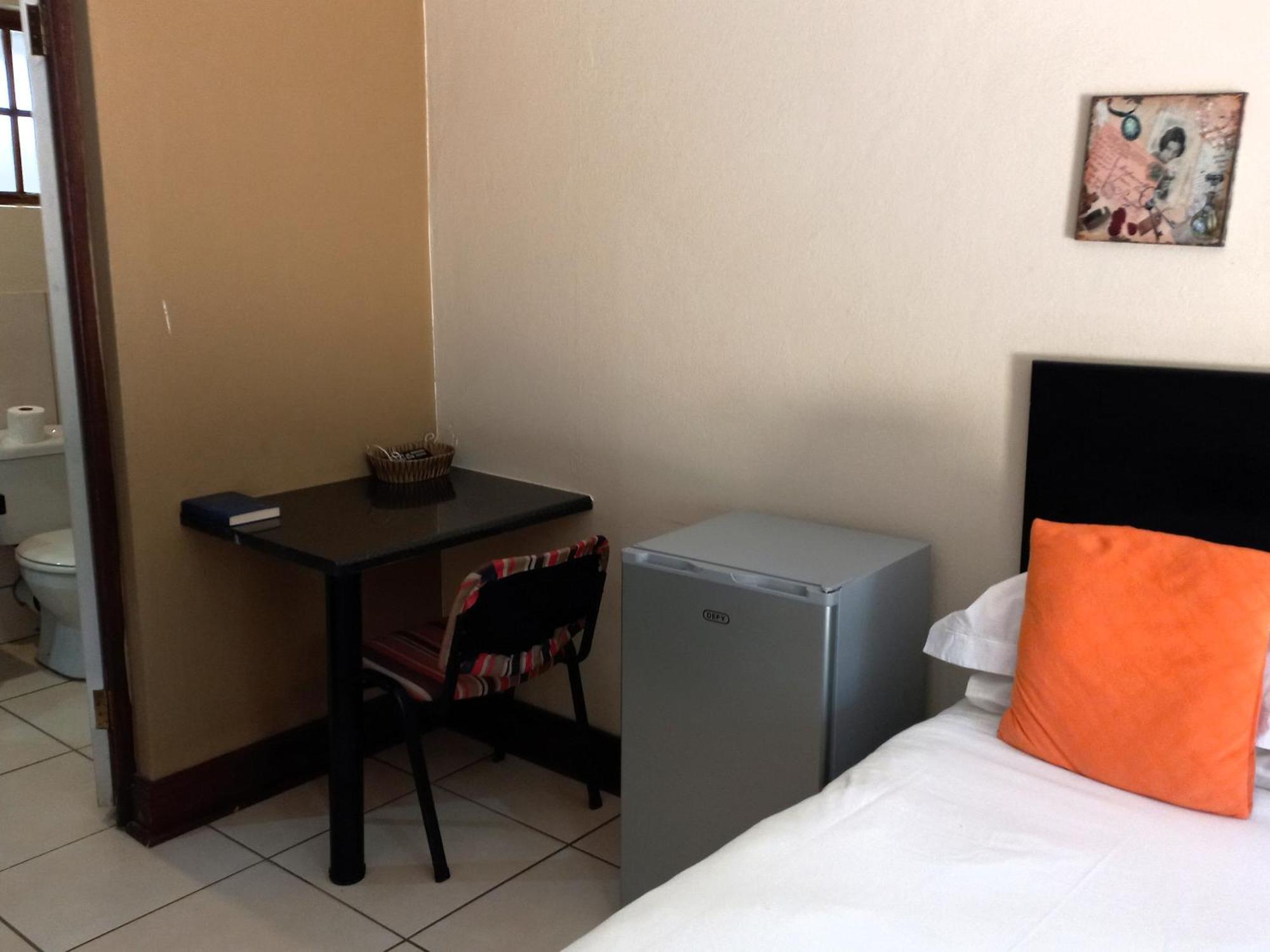 Or Tambo Guest House كمبتون بارك المظهر الخارجي الصورة