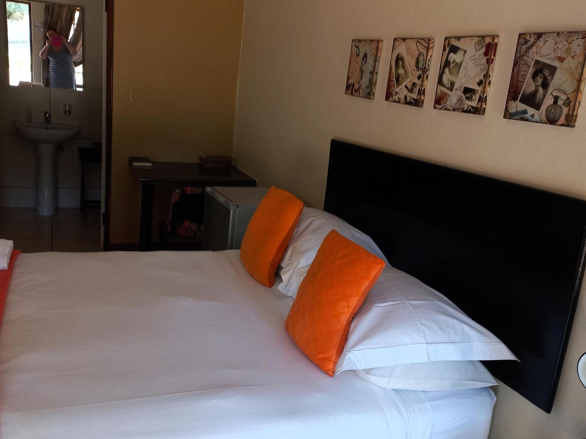 Or Tambo Guest House كمبتون بارك المظهر الخارجي الصورة