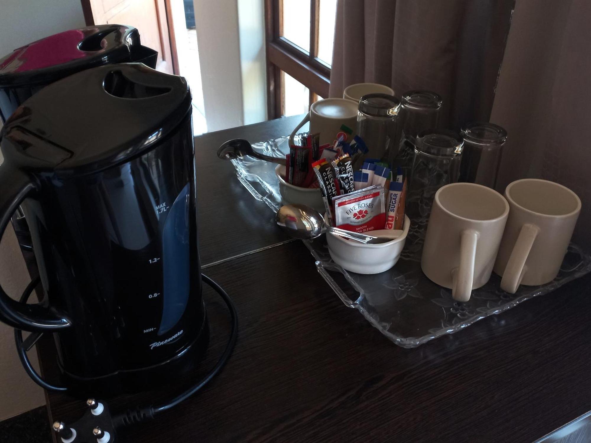 Or Tambo Guest House كمبتون بارك المظهر الخارجي الصورة