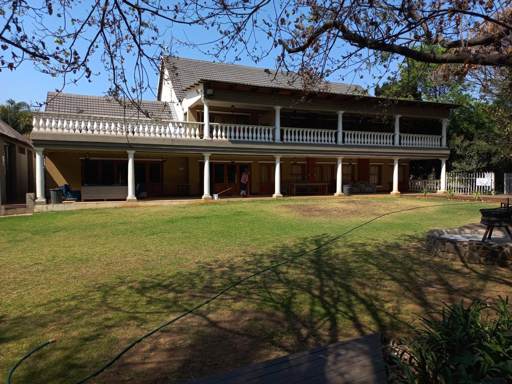 Or Tambo Guest House كمبتون بارك المظهر الخارجي الصورة
