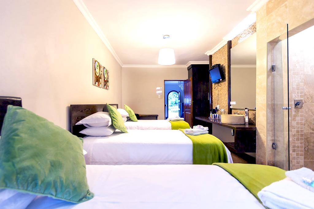 Or Tambo Guest House كمبتون بارك المظهر الخارجي الصورة