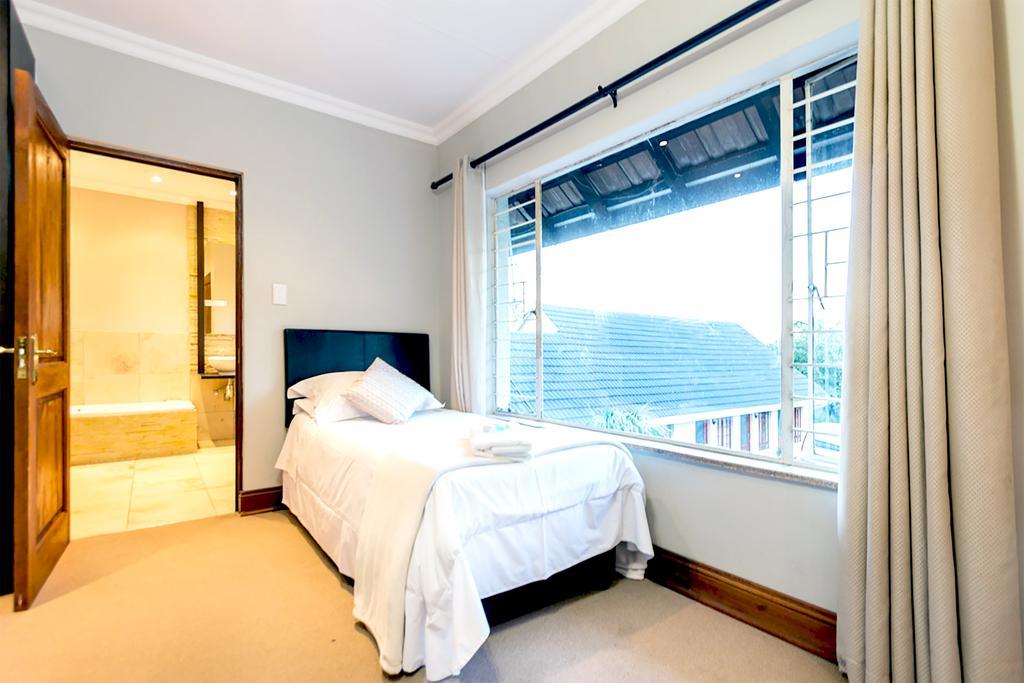 Or Tambo Guest House كمبتون بارك المظهر الخارجي الصورة
