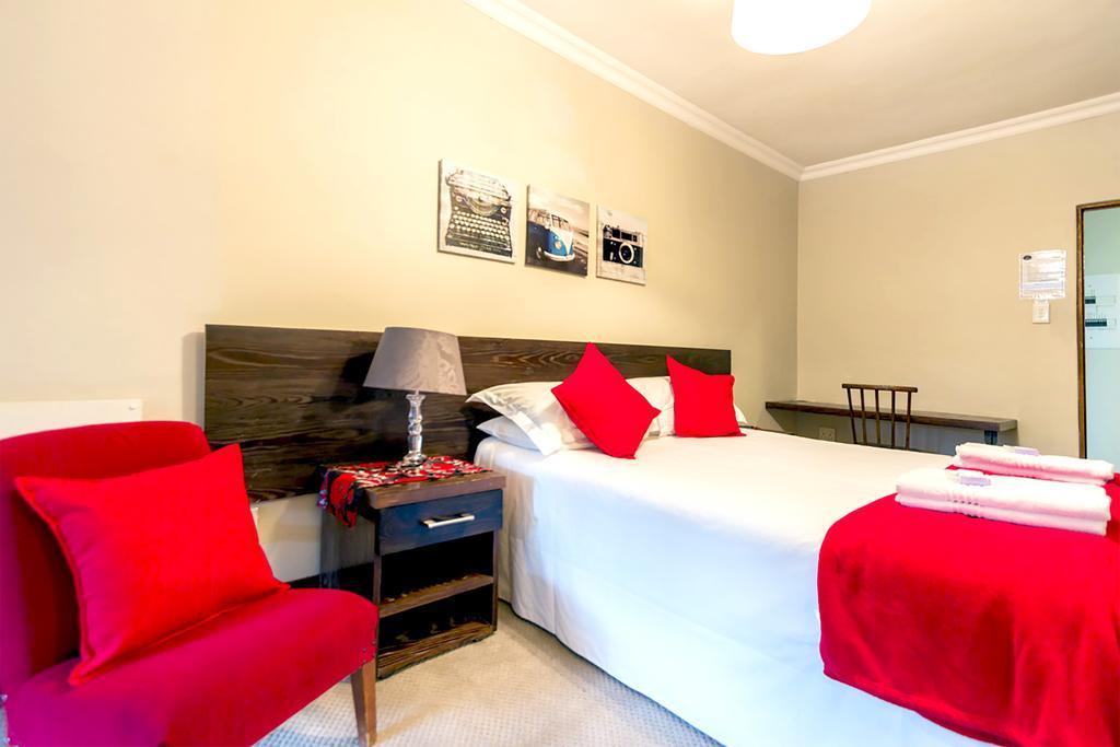 Or Tambo Guest House كمبتون بارك المظهر الخارجي الصورة