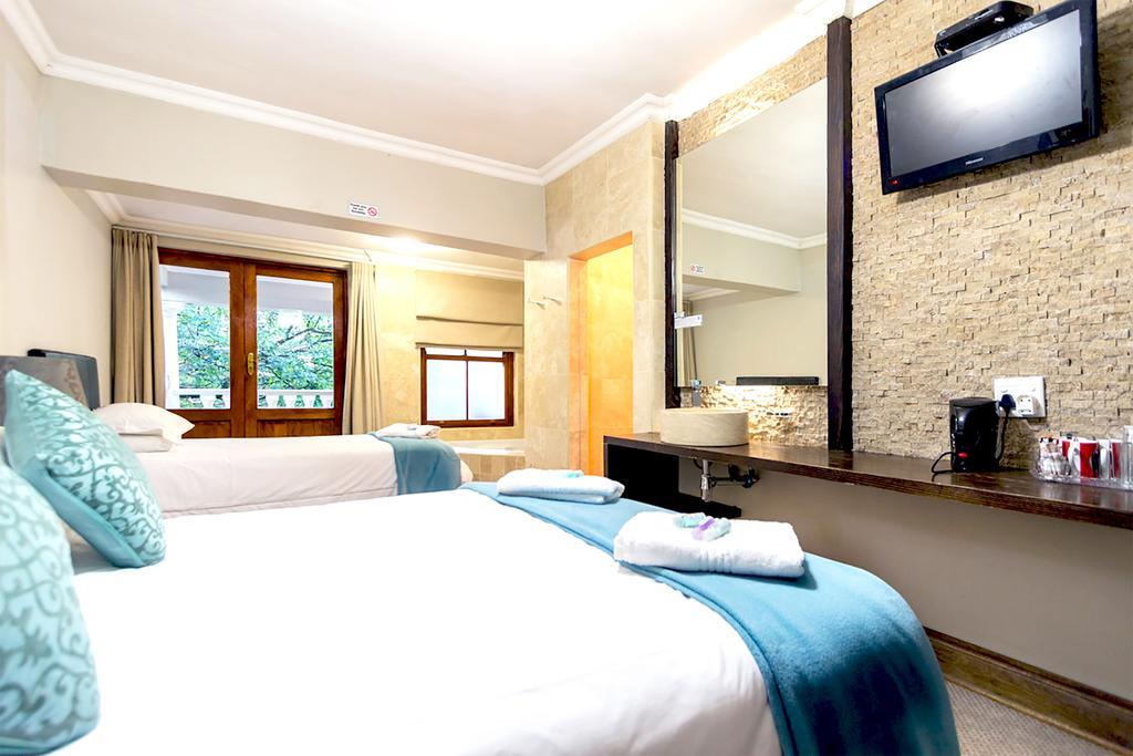 Or Tambo Guest House كمبتون بارك المظهر الخارجي الصورة