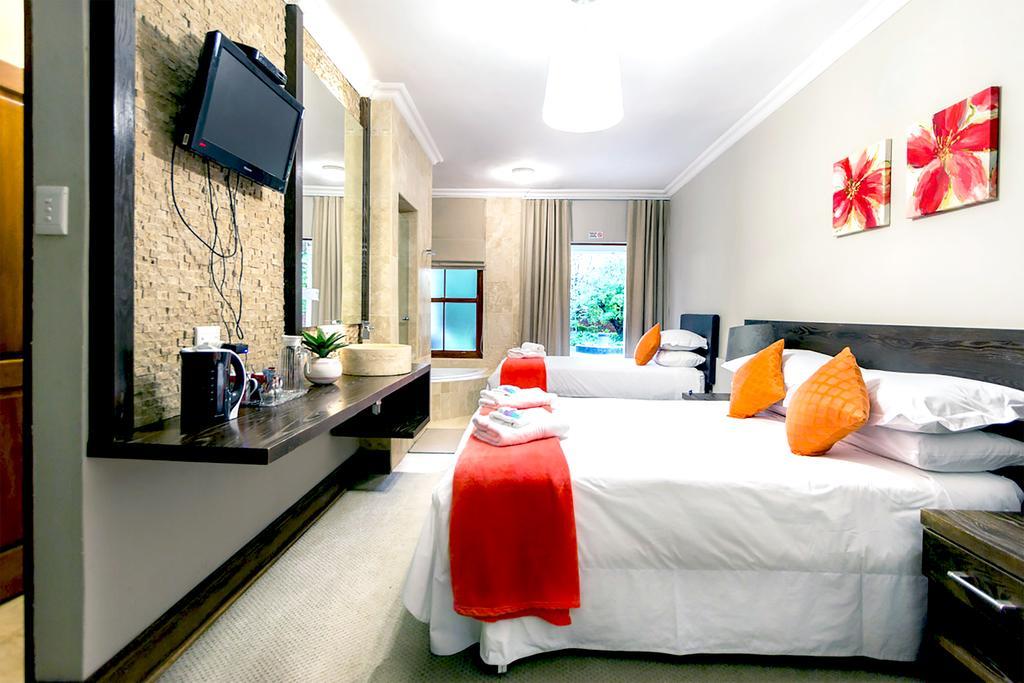 Or Tambo Guest House كمبتون بارك المظهر الخارجي الصورة