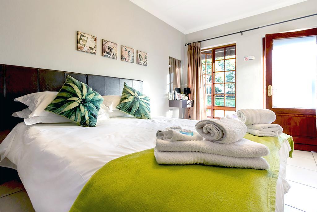 Or Tambo Guest House كمبتون بارك المظهر الخارجي الصورة