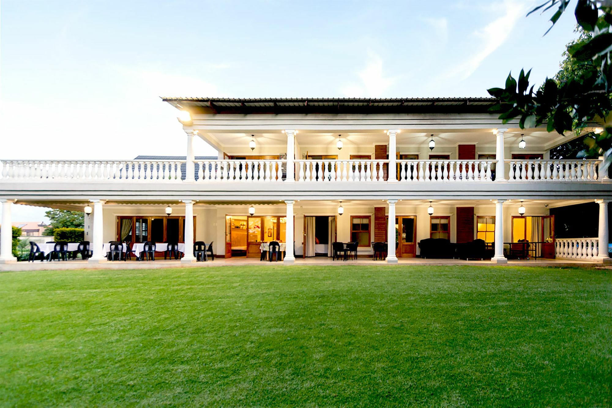 Or Tambo Guest House كمبتون بارك المظهر الخارجي الصورة