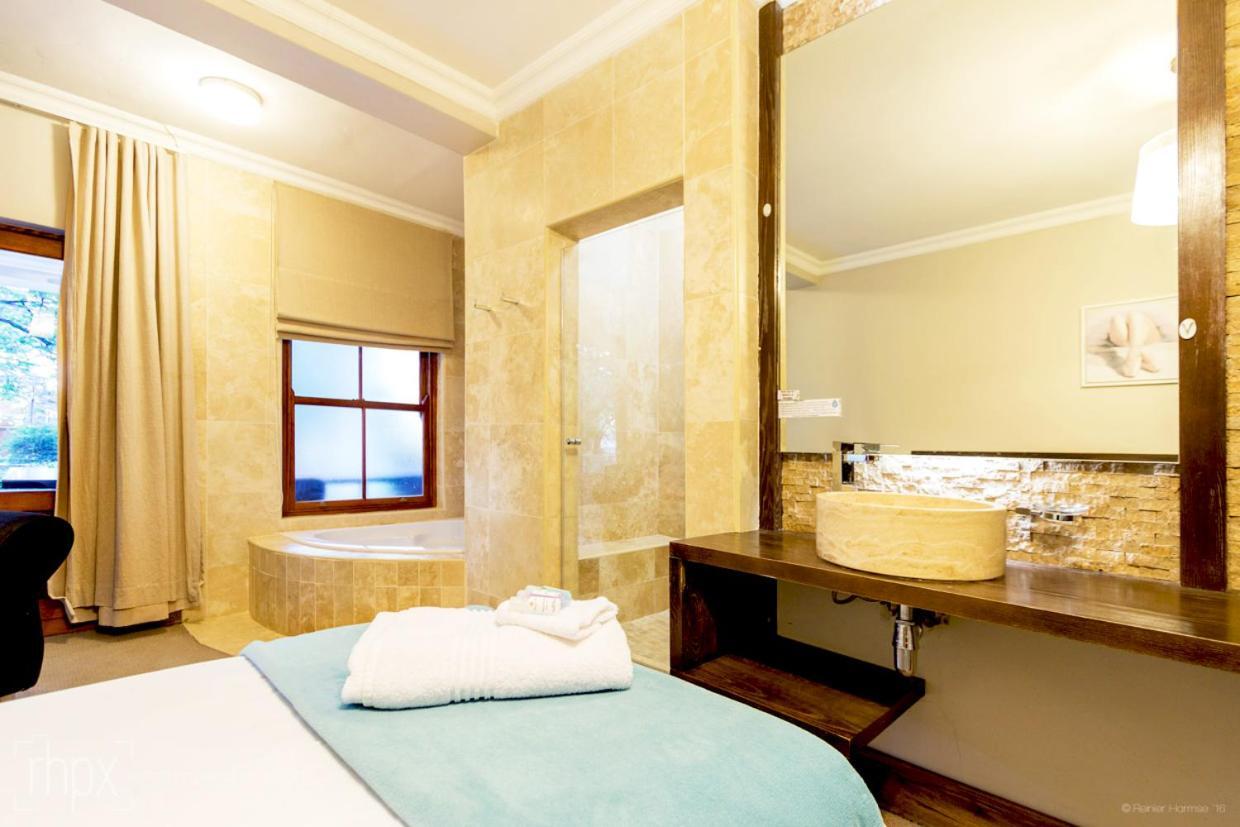 Or Tambo Guest House كمبتون بارك المظهر الخارجي الصورة